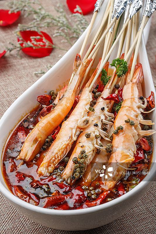 勺型瓷盘装的香辣串串虾图片素材
