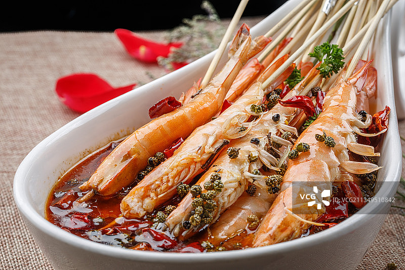 勺型瓷盘装的香辣串串虾图片素材