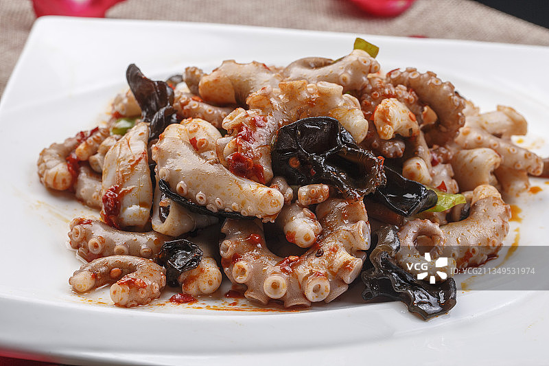 白色方瓷盘装的XO酱爆八爪鱼图片素材