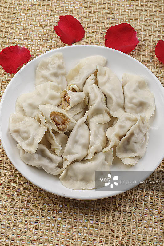 白色瓷盘装的现出锅的海鲜饺子图片素材