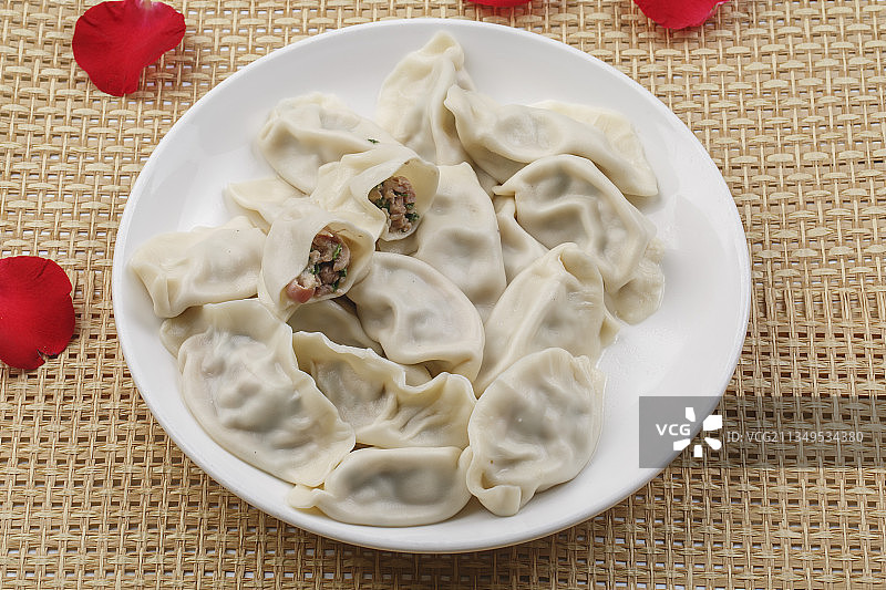 白色瓷盘装的现出锅的海鲜饺子图片素材