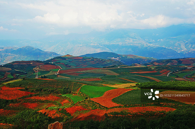 傍晚光影下的昆明东川红土地，七彩云南的最佳权释。图片素材