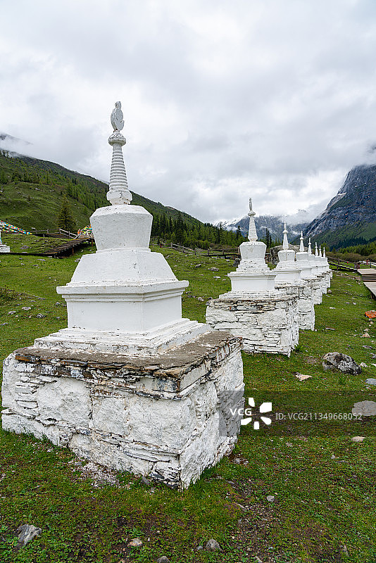中国四川省四姑娘山双桥沟景区的佛塔图片素材