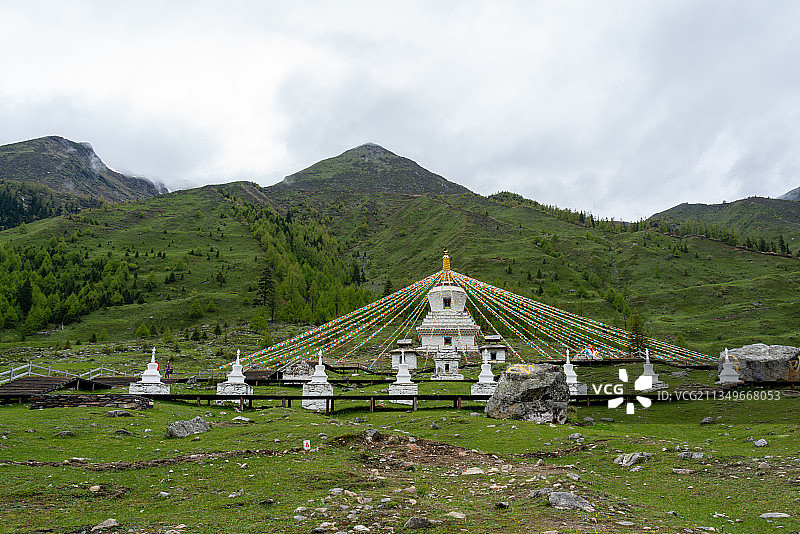 中国四川省四姑娘山双桥沟景区的佛塔图片素材