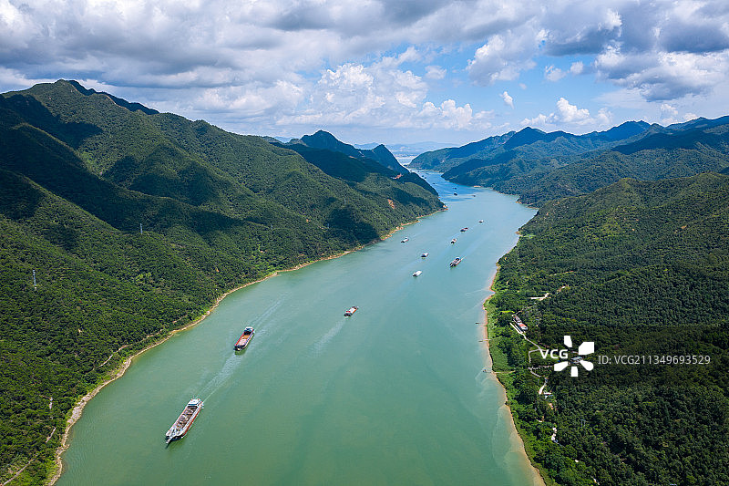 广东肇庆西江羚羊峡 峡谷 轮船 货运 河流 山脉图片素材