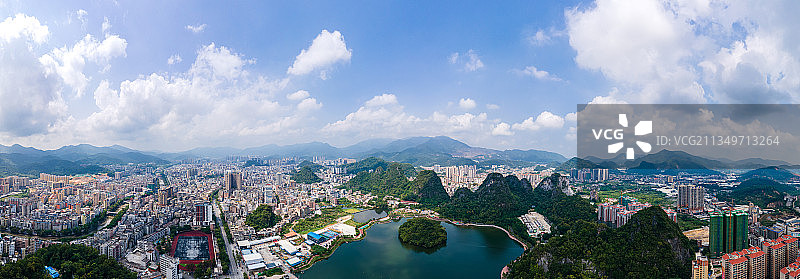 广东省云浮市蟠龙天湖城市天际线全景图片素材