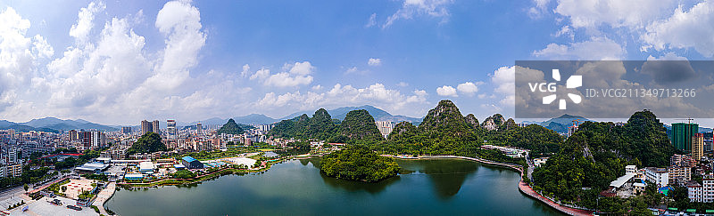 广东省云浮市蟠龙天湖城市天际线全景图片素材