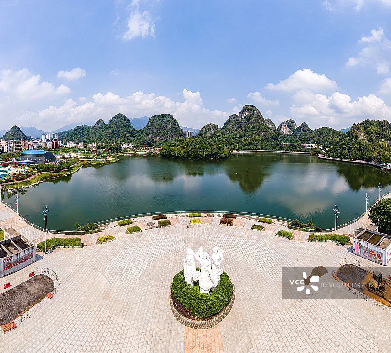 广东省云浮市蟠龙天湖城市天际线全景图片素材