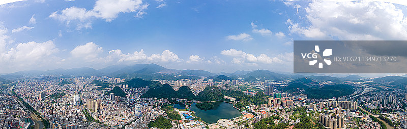 广东省云浮市蟠龙天湖城市天际线全景图片素材