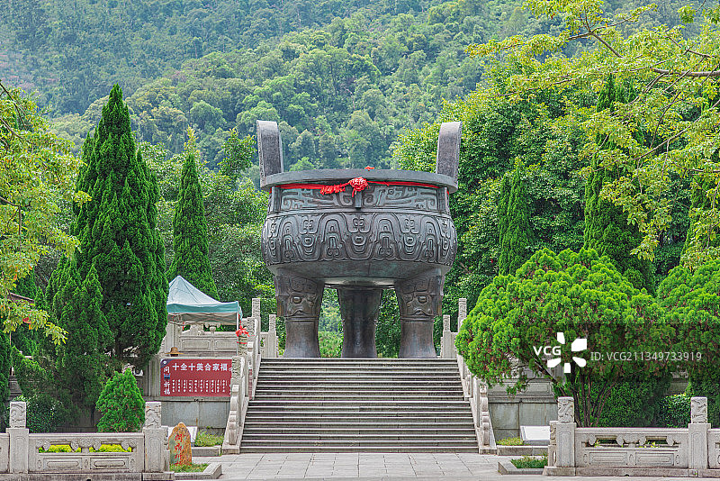 广东肇庆鼎湖山九龙宝鼎图片素材