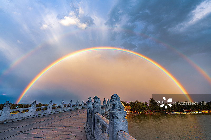 颐和园十七孔桥观雨后双彩虹图片素材