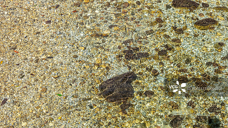 清澈的溪水图片素材