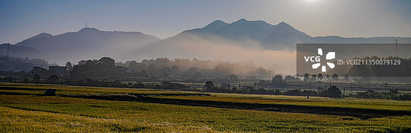 晨雾笼罩山峦 稻田 人家图片素材