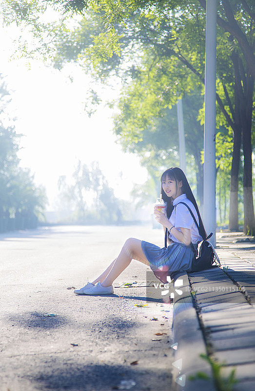 室外穿着JK制服的女孩图片素材