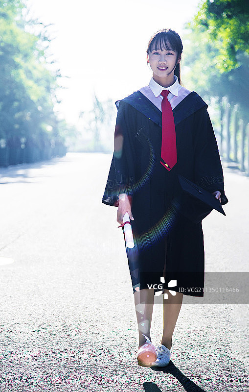 室外穿着学士服的女孩图片素材