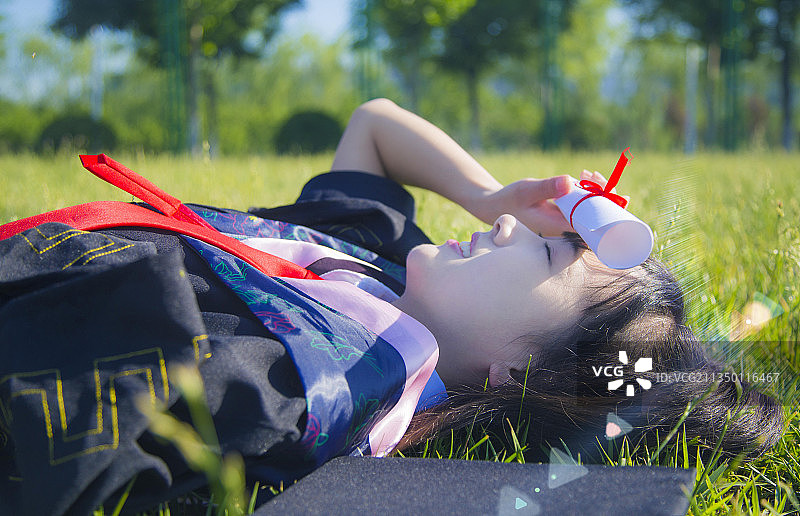 室外穿着学士服的女孩图片素材