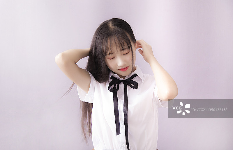 纯色背景下穿着JK制服的女孩图片素材