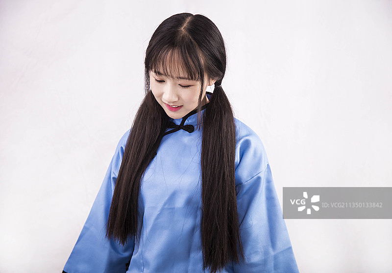 纯色背景下穿着民国服装的女孩图片素材