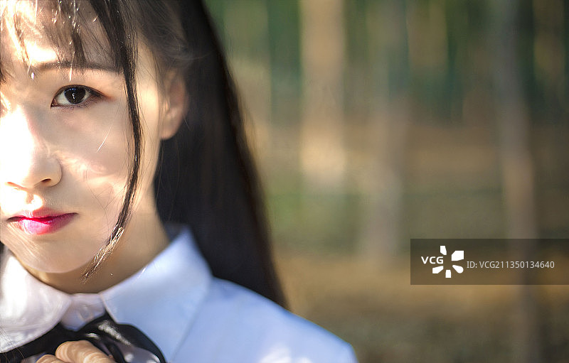 小树林里穿着JK制服的女孩图片素材