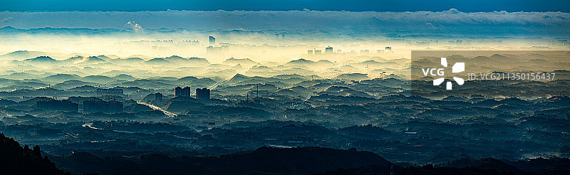 晨雾龙泉山图片素材