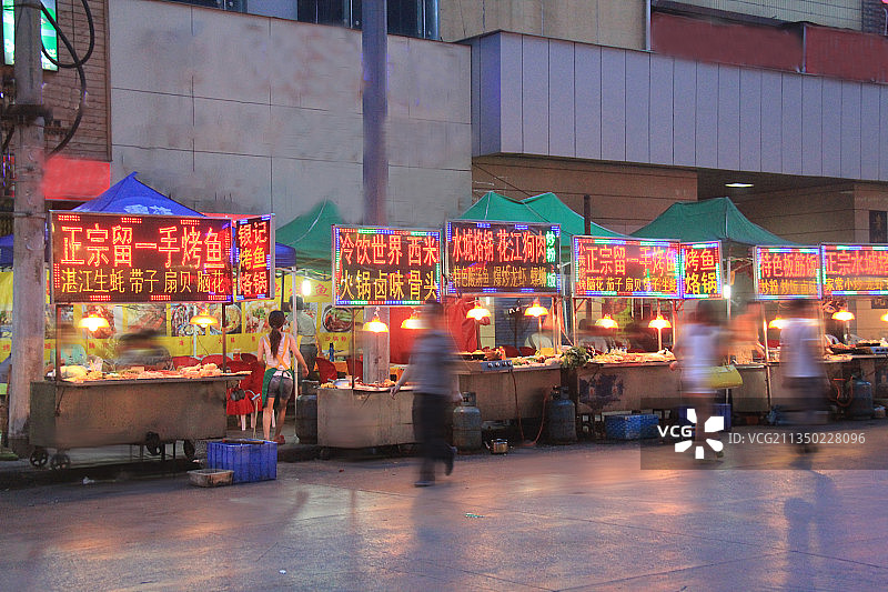 贵州省贵阳市陕西路美食街：花江狗肉、水城烙锅、留一手烤鱼图片素材