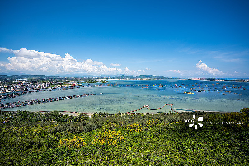 海湾、渔村、航拍、晴天、碧海蓝天、丛林图片素材