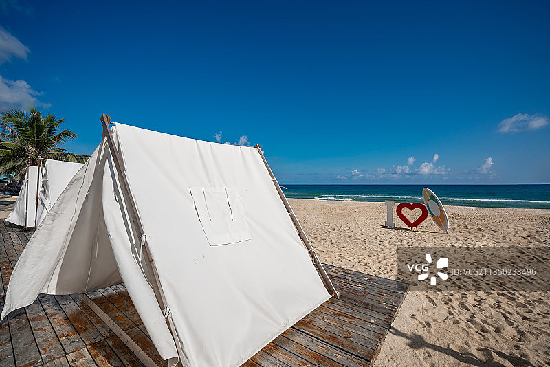 海边帐篷营地、屋形帐篷、沙滩海景图片素材