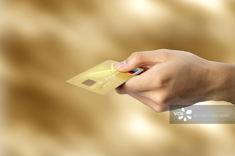 手拿银行卡图片素材