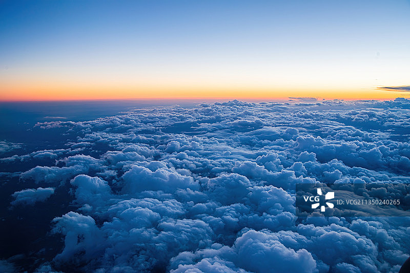 云层上空的春色夕阳图片素材