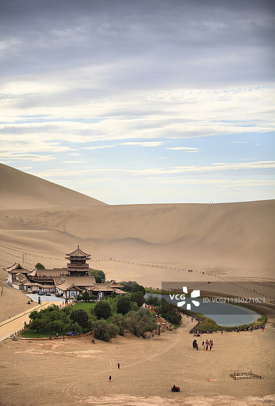甘肃敦煌莫高窟 月牙泉 七彩丹霞图片素材