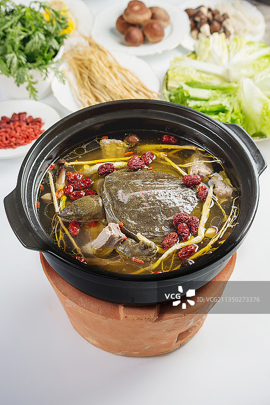 粤式打边炉汤锅排骨炖甲鱼图片素材