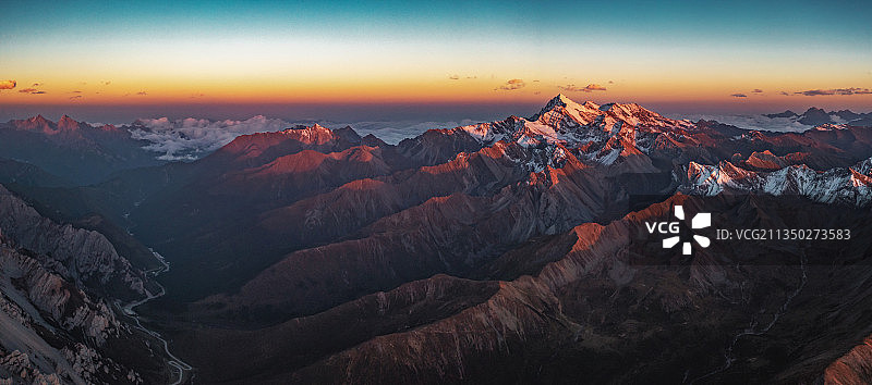 四川松潘雪宝顶日照金山的雪山与地影图片素材