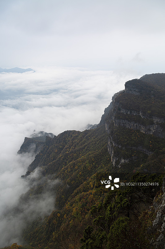 秋天高视角下的汉中龙头山山巅云海图片素材