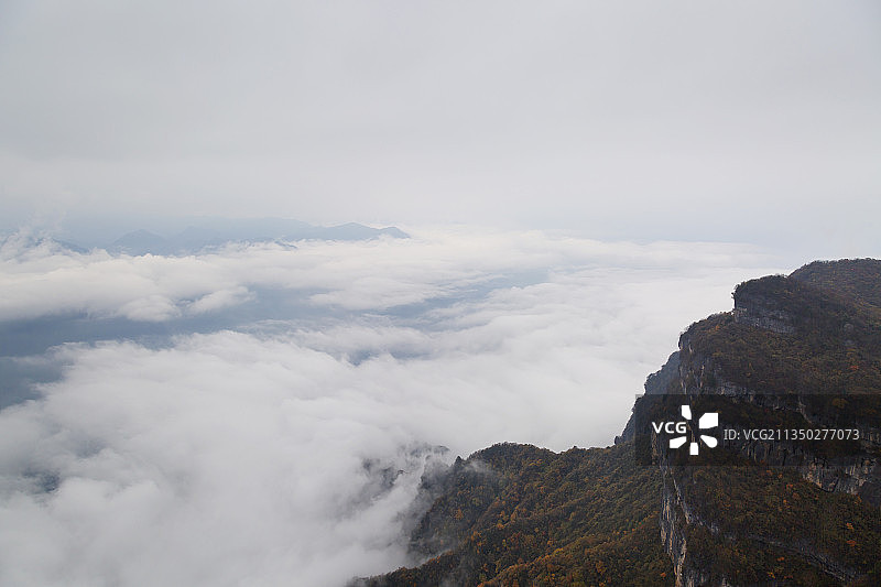 秋天高视角下的汉中龙头山山巅与云海图片素材