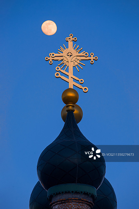 月亮升上伊维尔教堂的尖顶图片素材