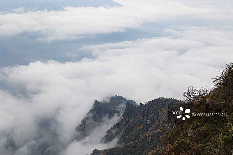 秋天高视角下的陕西汉中龙头山景区连绵山峰与云海图片素材