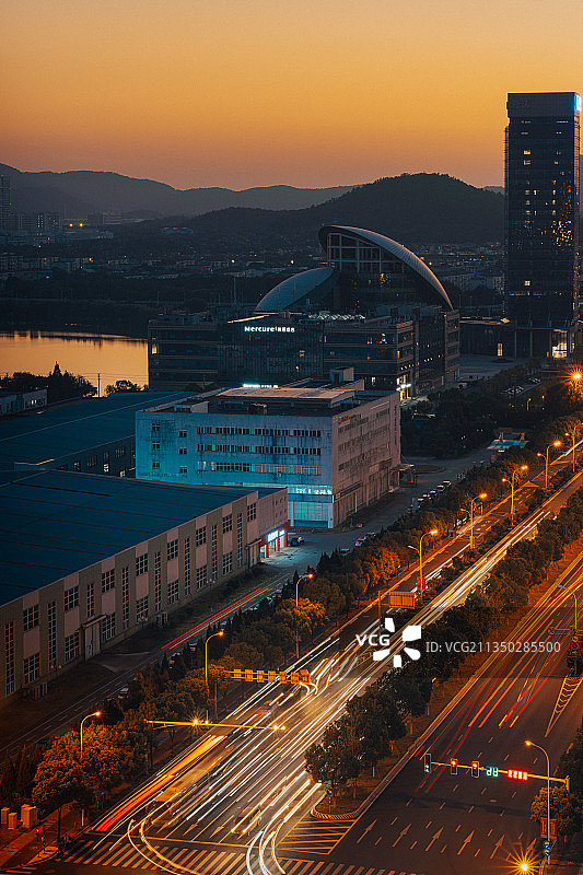 南京江宁百家湖日落车流图片素材