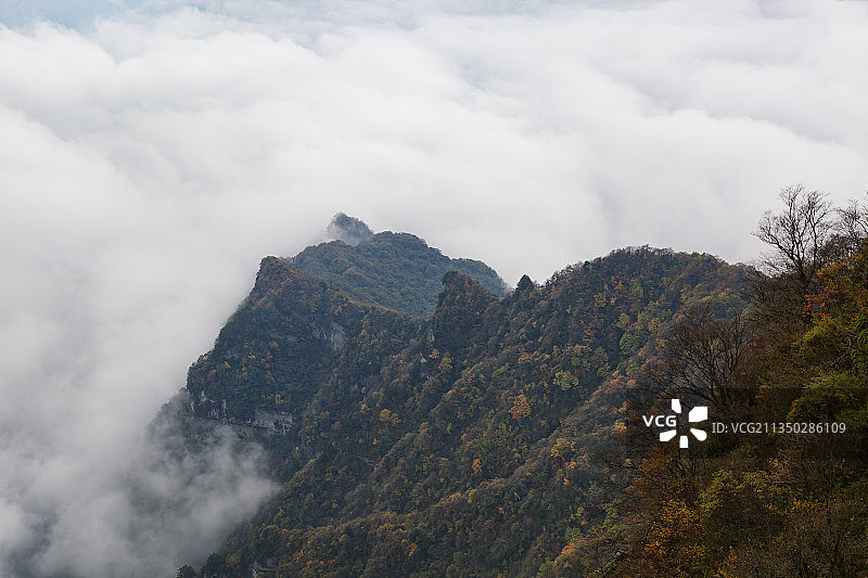 陕西汉中龙头山秋天高视角下的群山与云海图片素材