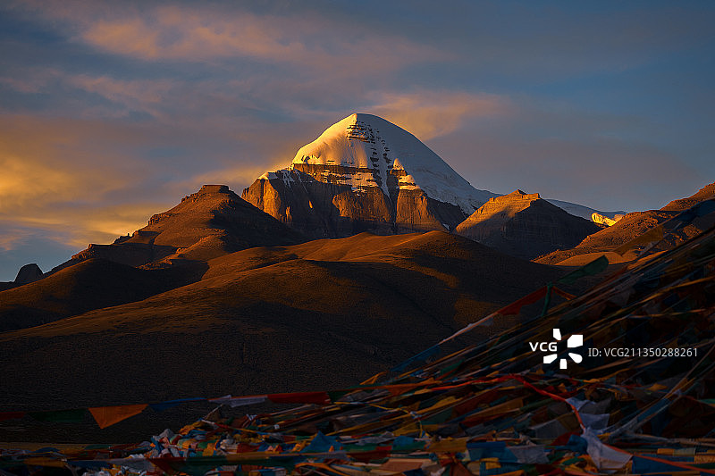 冈仁波齐峰日照金山图片素材
