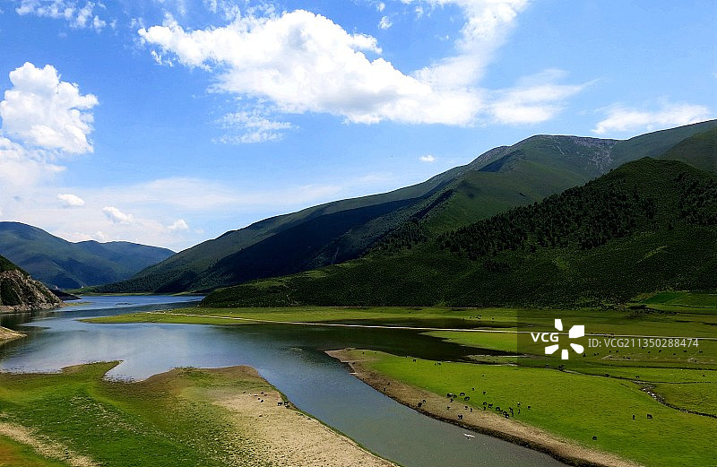 西宁附近的一个水库和边上的草场图片素材