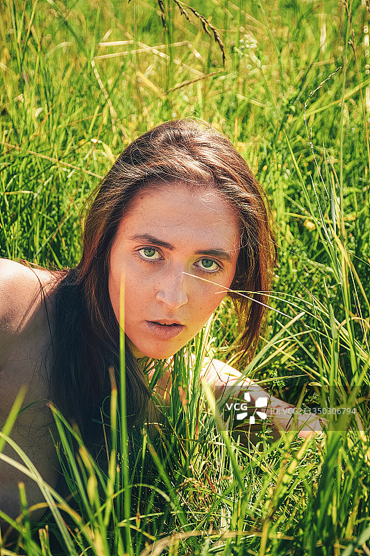 躺在草地上的年轻女子肖像，乌克兰哈尔科夫图片素材