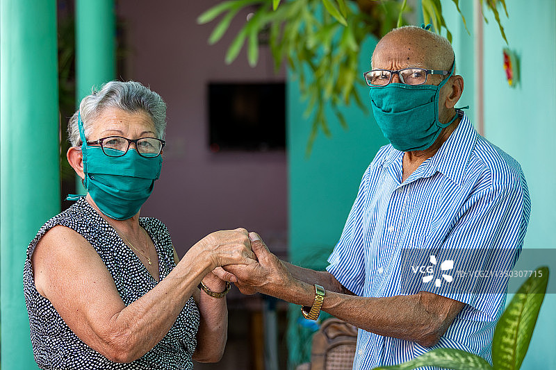 在古巴圣克拉拉医院里的年长夫妇图片素材