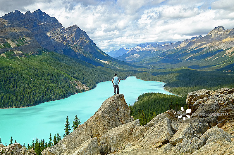 班夫国家公园：湖畔岩石上的男人图片素材
