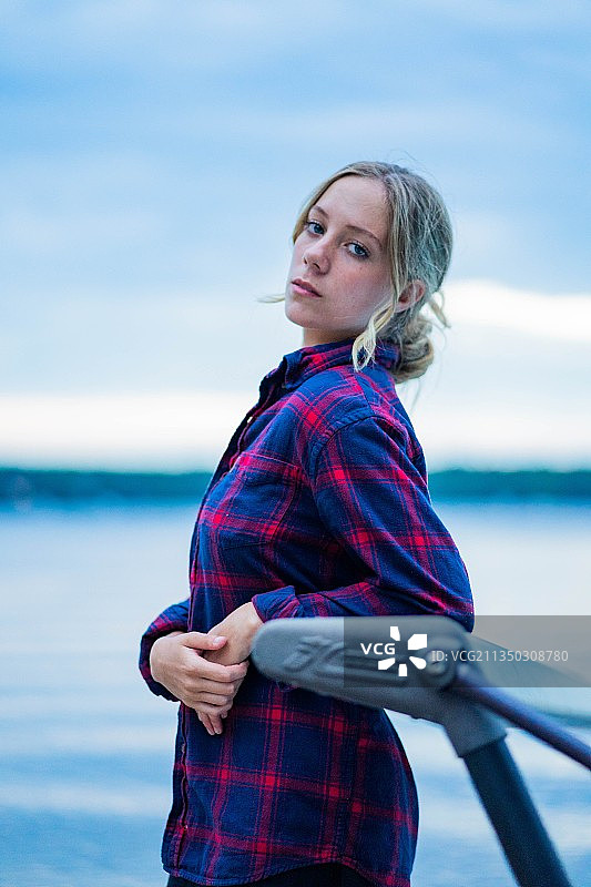 年轻女子在加拿大马斯科卡海边的侧面照图片素材