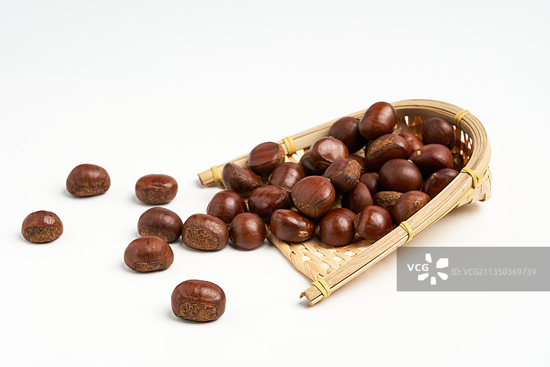 影棚拍摄白色背景成熟的栗子图片素材