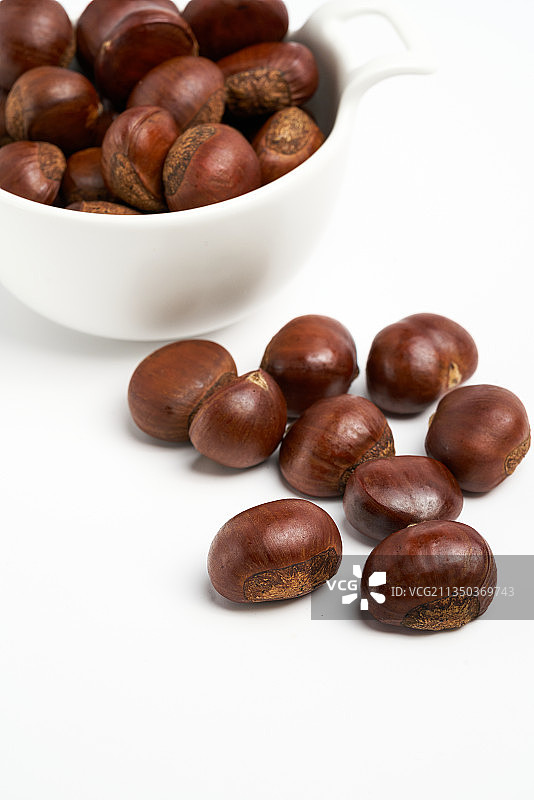 影棚拍摄白色背景成熟的栗子图片素材