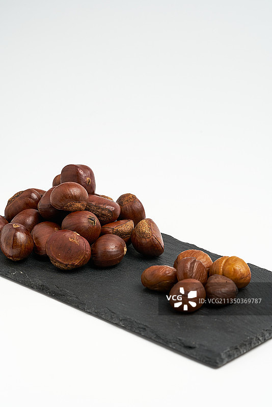 影棚拍摄白色背景成熟的栗子图片素材