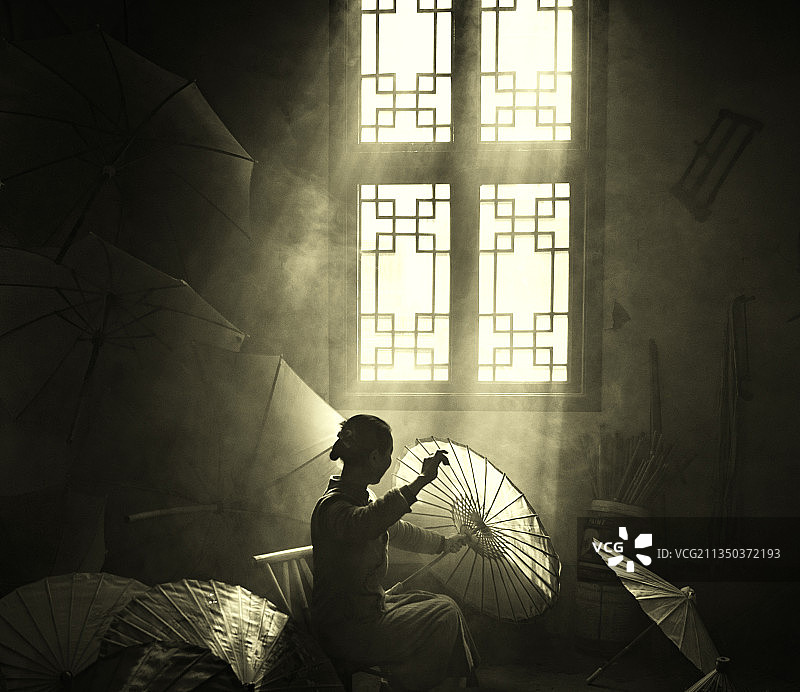 手工油纸伞的江南女子图片素材