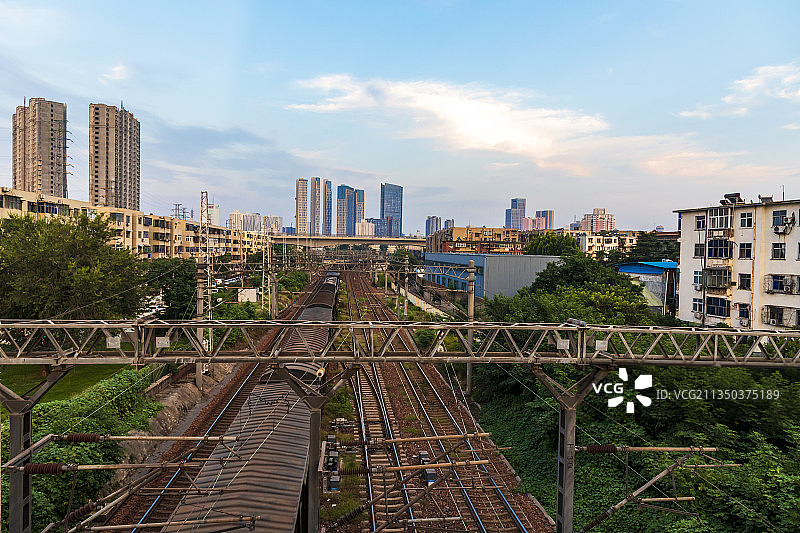 河南省郑州市陇海铁路与郑州城区夏天户外城市风光图片素材