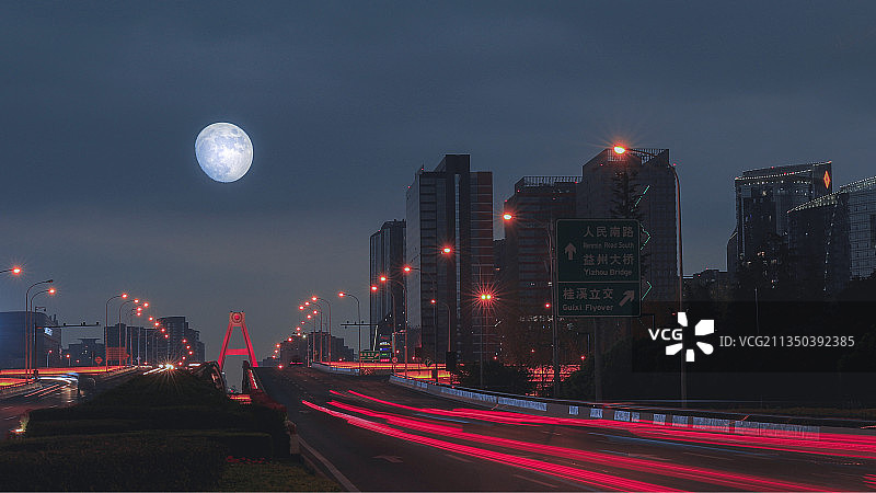 蓝调时分的成都天府大道图片素材